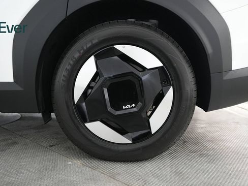 Used 2024 Kia EV9 Light Long Range RWD image 9