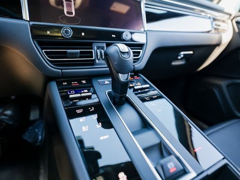 Certified 2025 Porsche Macan image 20
