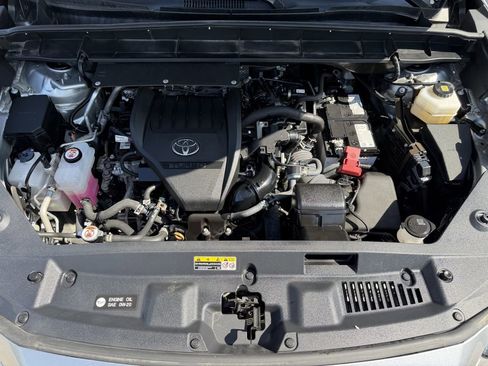Used 2024 Toyota Highlander LE FWD image 31