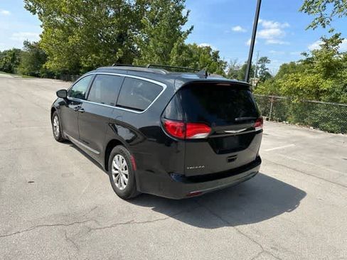 Used 2017 Chrysler Pacifica Touring-L FWD image 16