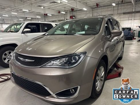 Used 2018 Chrysler Pacifica Touring-L FWD image 1