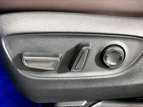 Used 2021 Toyota Sienna Platinum FWD image 32