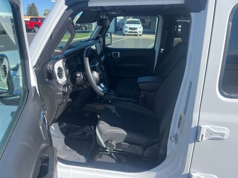 Used 2025 Jeep Wrangler Unlimited Sahara AWD/4WD image 23