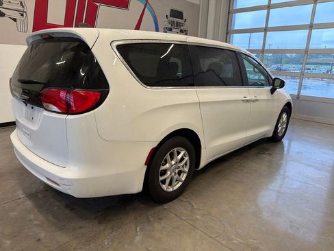 Used 2022 Chrysler Pacifica Limited FWD image 3