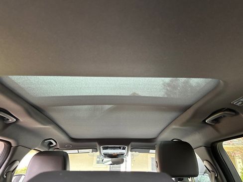 Used 2024 Land Rover Range Rover Velar Dynamic SE image 36