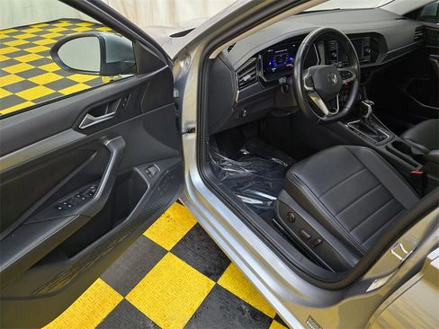 Used 2023 Volkswagen Jetta SE w/ Panoramic Sunroof Package image 19