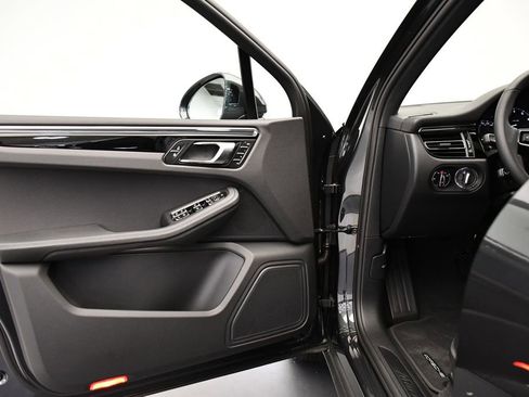 Certified 2025 Porsche Macan Turbo image 34