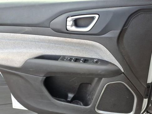 Used 2025 Jeep Compass Latitude image 18