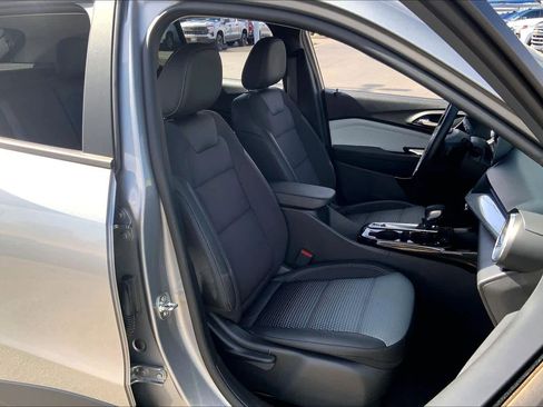 Used 2025 Chevrolet Trax LT w/ LT Convenience Package image 8