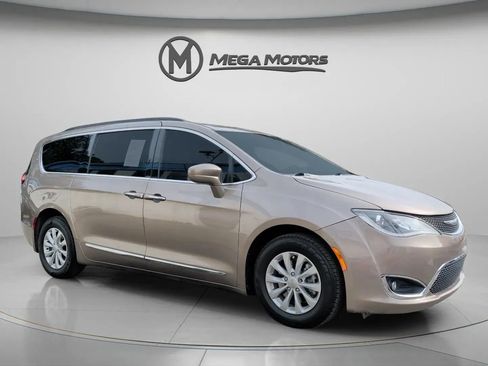 Used 2017 Chrysler Pacifica Touring-L image 10
