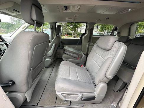 Used 2010 Chrysler Town & Country Touring FWD image 15