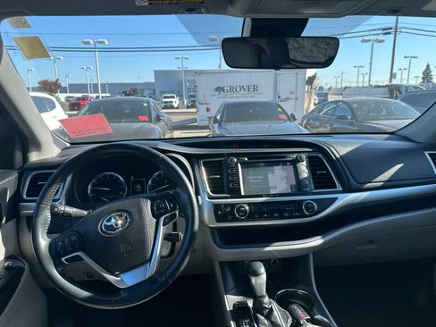 Used 2019 Toyota Highlander XLE AWD/4WD image 17