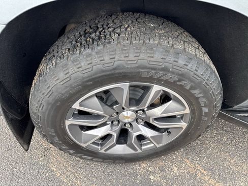 Used 2024 Chevrolet Suburban LT w/ Luxury Package image 37