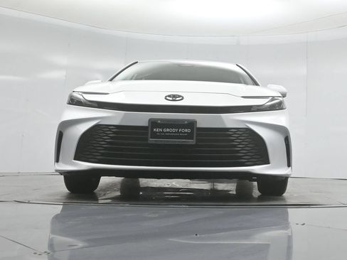 Used 2025 Toyota Camry LE FWD image 40