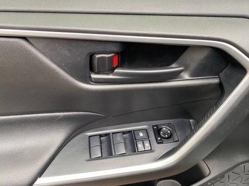 Used 2021 Toyota RAV4 LE FWD image 18