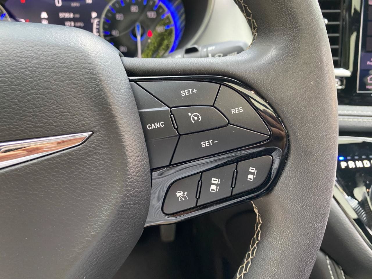 Used 2025 Chrysler Pacifica Limited FWD image 64