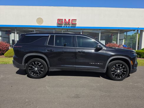 Used 2025 Chevrolet Traverse LT w/ Sun and Wheel Package FWD image 2