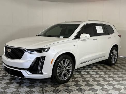 Used 2023 Cadillac XT6 Premium Luxury w/ Technology Package FWD image 2