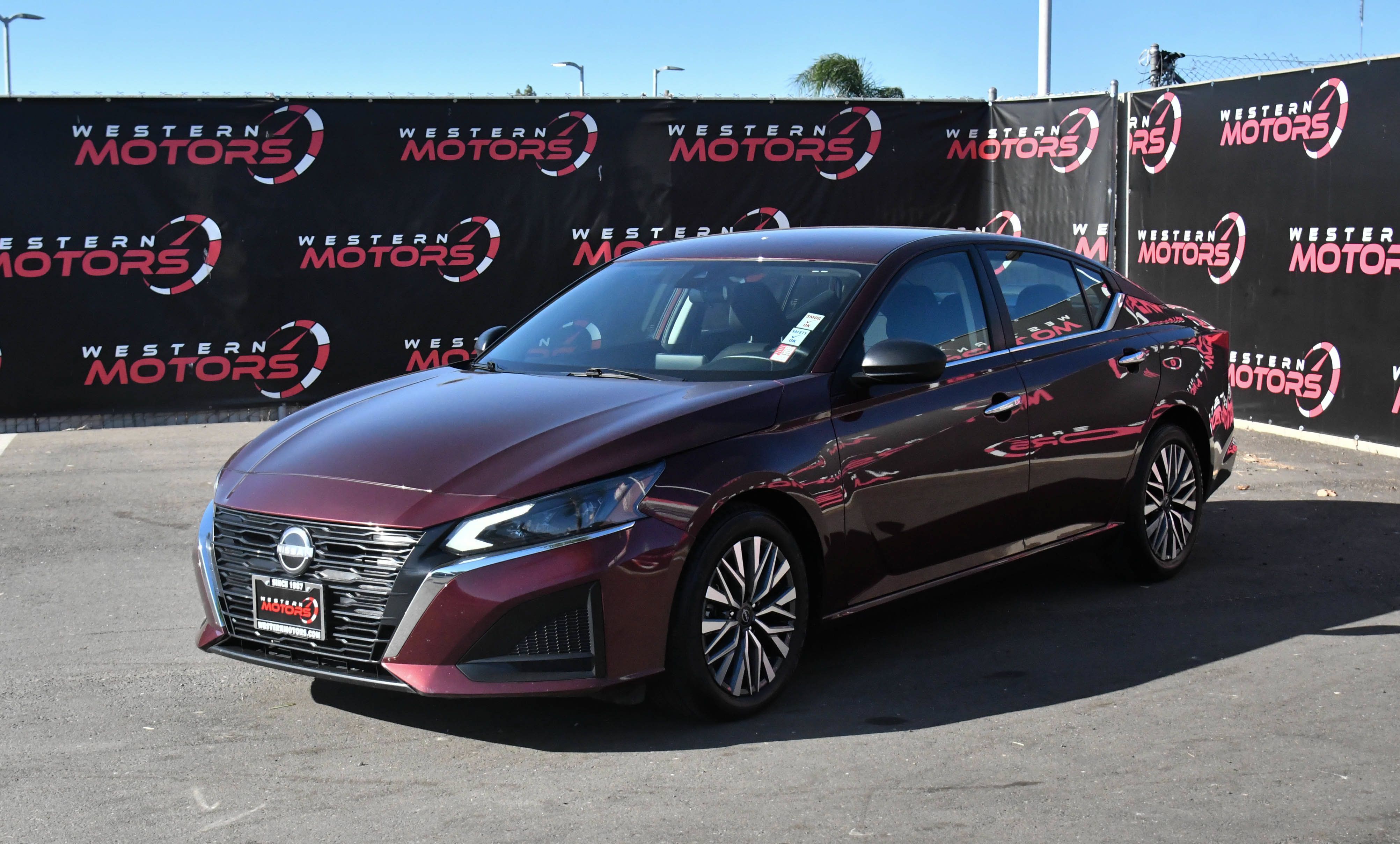 Used 2025 Nissan Altima 2.5 SV FWD image 3