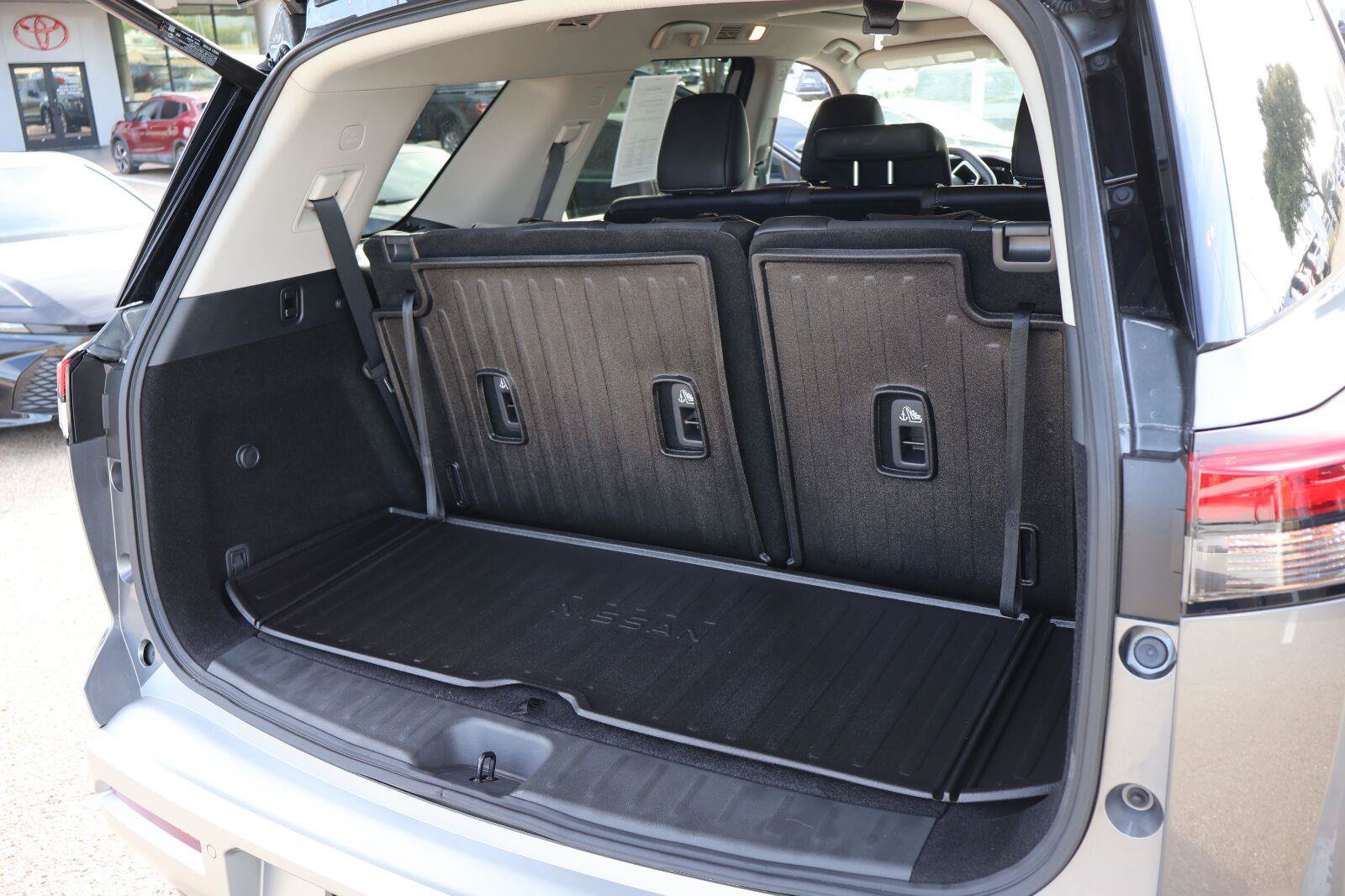 Used 2025 Nissan Pathfinder Platinum w/ Cargo Package FWD image 16