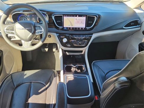 Used 2023 Chrysler Pacifica Limited image 15