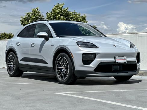 Used 2025 Porsche Macan 4 Electric AWD/4WD image 10