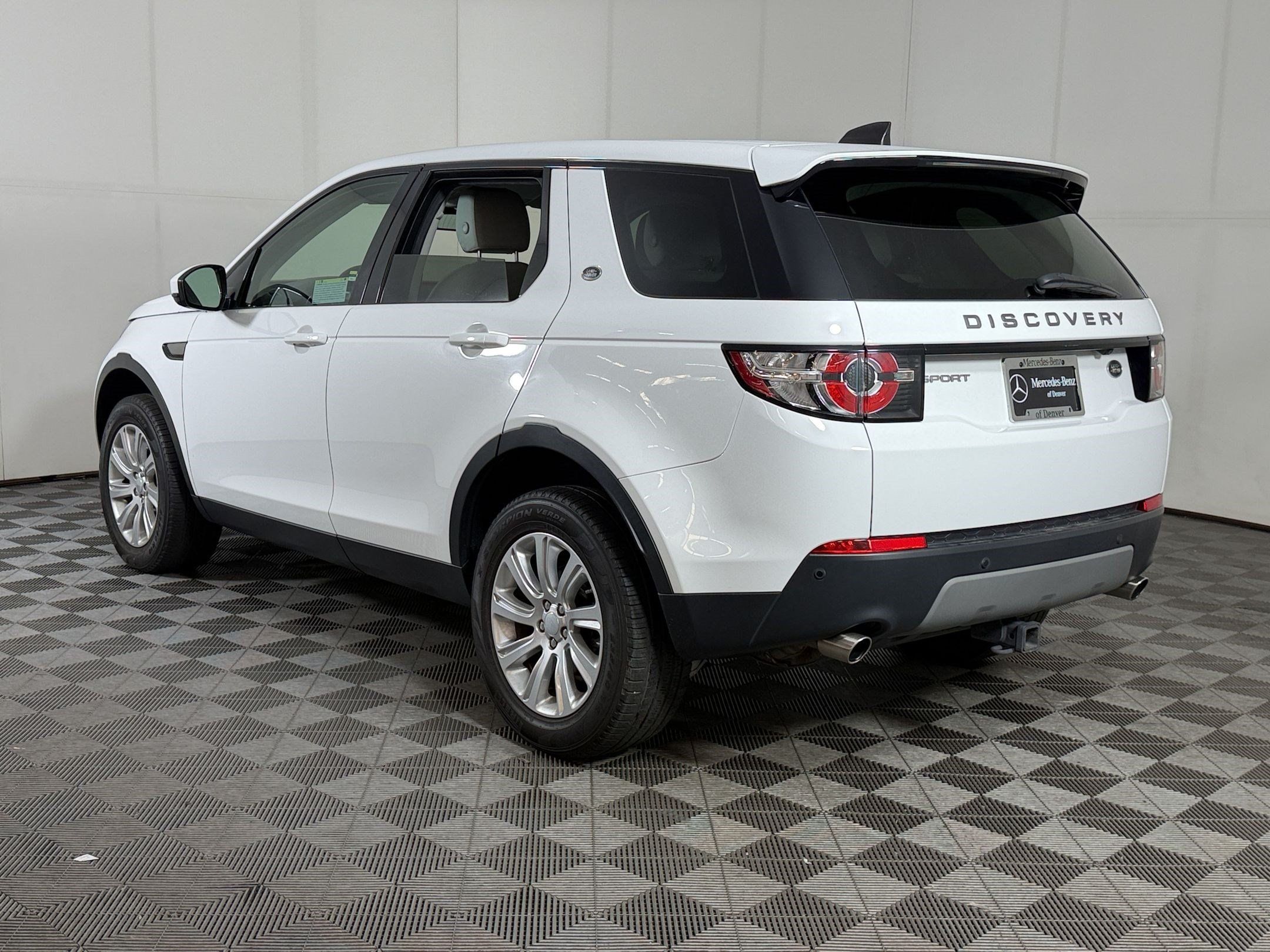Used 2019 Land Rover Discovery Sport SE AWD/4WD image 3