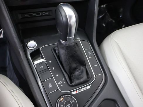 Used 2018 Volkswagen Tiguan SE AWD/4WD image 47