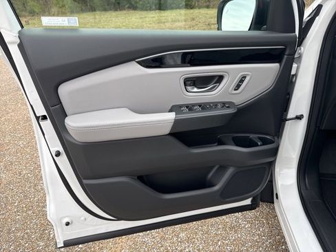 New 2025 Honda Pilot Touring image 18