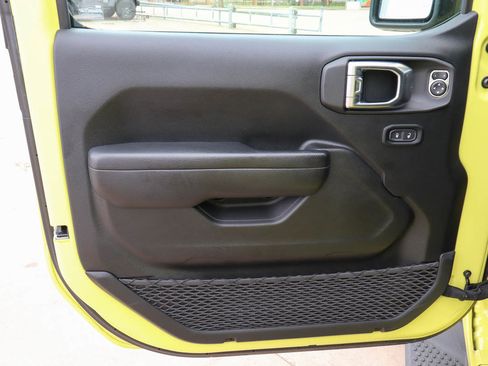 Used 2024 Jeep Wrangler Willys AWD/4WD image 17