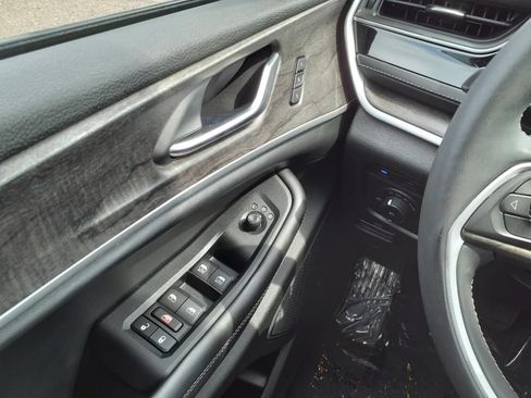 Used 2023 Jeep Grand Cherokee 4WD 4xe image 15