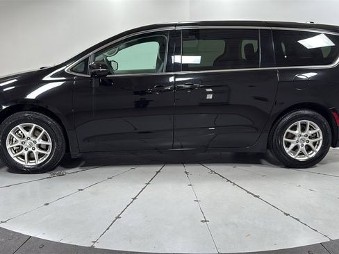 Used 2024 Chrysler Pacifica Touring-L image 8