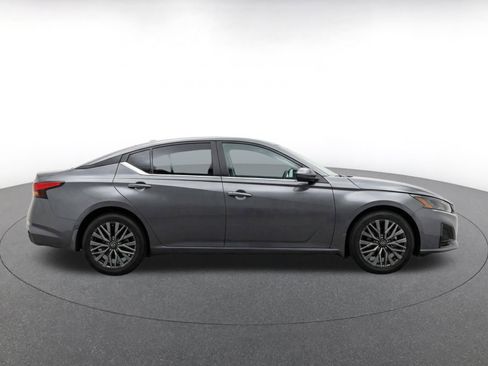 Used 2025 Nissan Altima 2.5 SV FWD image 10