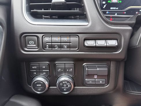 Used 2023 GMC Yukon AT4 w/ AT4 Premium Plus Package AWD/4WD image 14