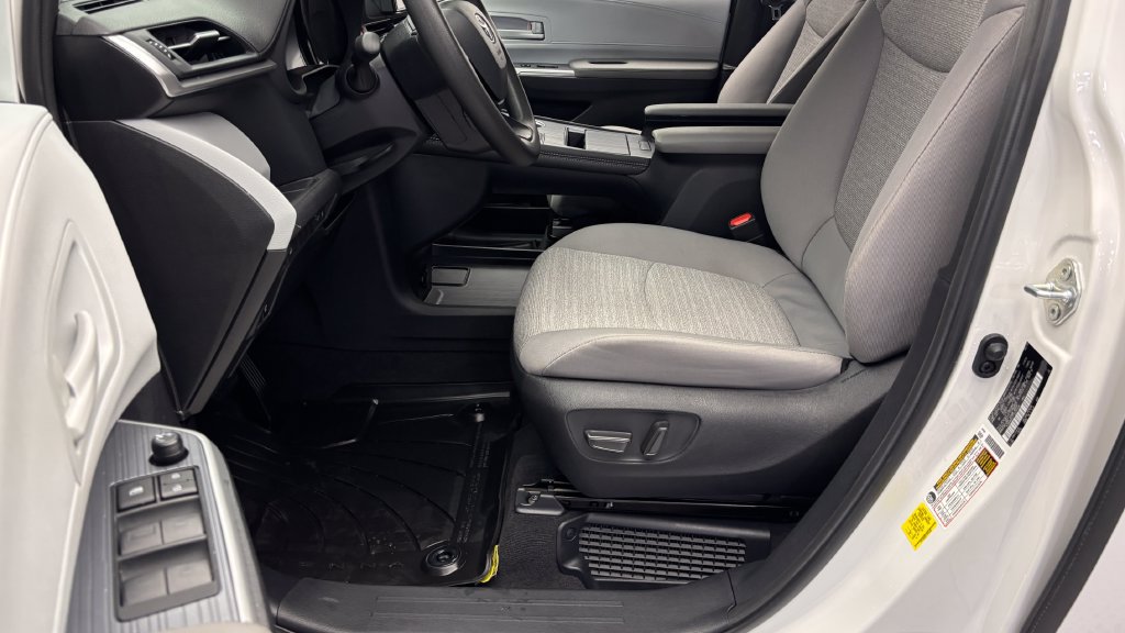 Certified 2026 Toyota Sienna LE FWD image 11
