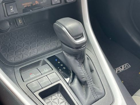 Used 2021 Toyota RAV4 XLE Premium image 8