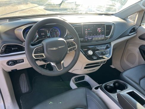 Used 2024 Chrysler Pacifica Touring-L image 9
