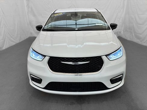 Used 2024 Chrysler Pacifica Touring-L FWD image 2