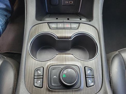 Used 2022 GMC Acadia SLT w/ Elevation Edition image 12