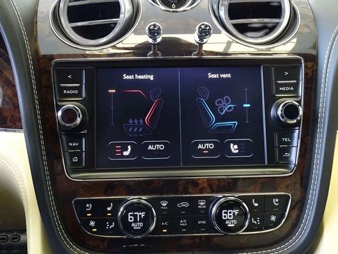 Used 2017 Bentley Bentayga image 12