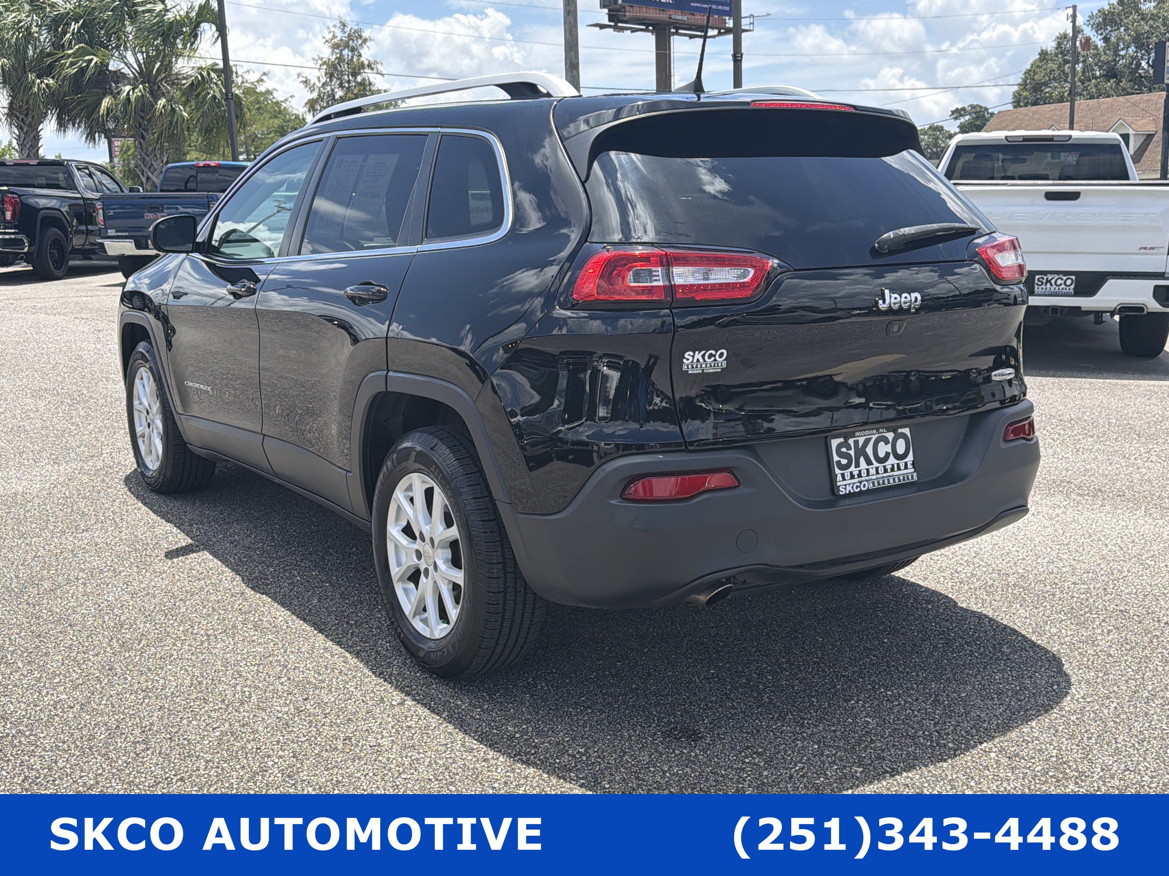 Used 2018 Jeep Cherokee Latitude Plus AWD/4WD image 3