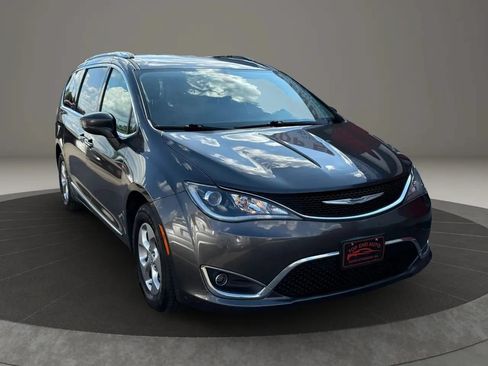 Used 2017 Chrysler Pacifica Touring-L Plus FWD image 3