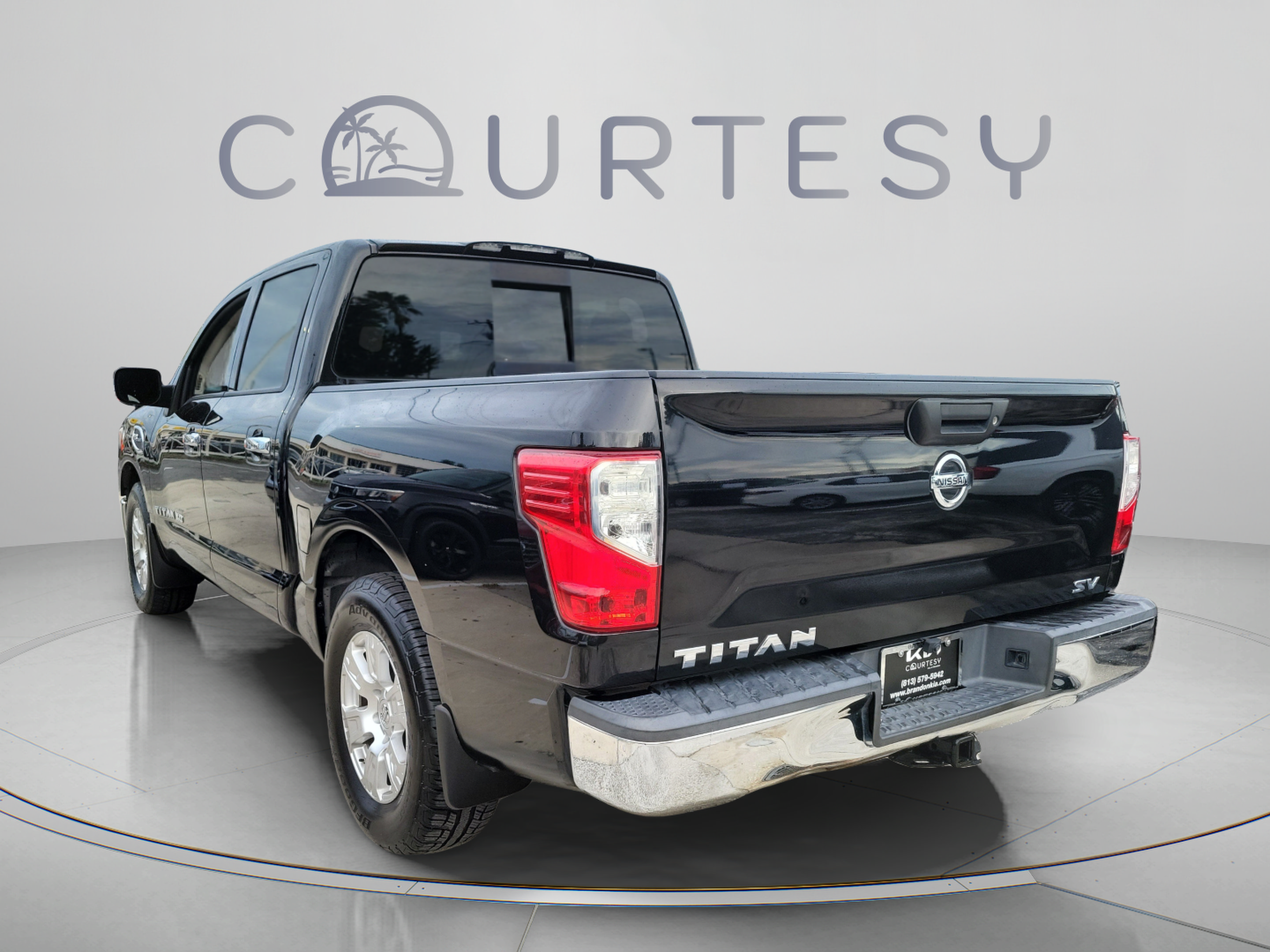 Used 2017 Nissan Titan SV RWD image 2