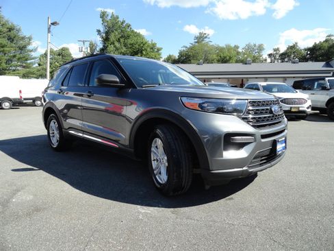 Used 2023 Ford Explorer XLT AWD/4WD image 3