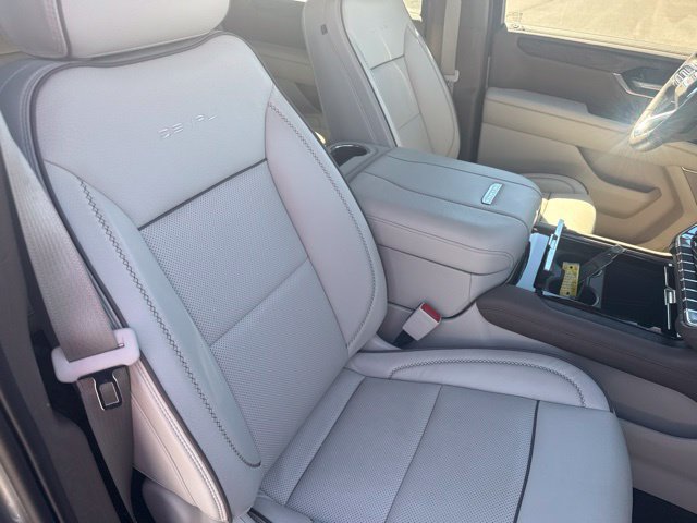 Used 2025 GMC Yukon Denali w/ Sun & Power Step Package AWD/4WD image 17