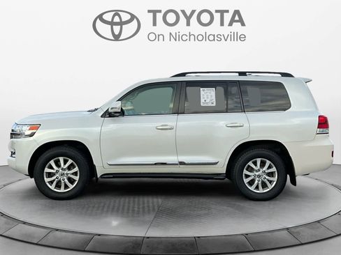 Used 2016 Toyota Land Cruiser image 2