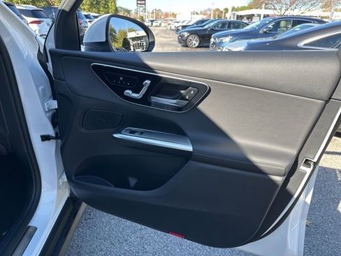 Used 2025 Mercedes-Benz GLC 300 4MATIC image 33