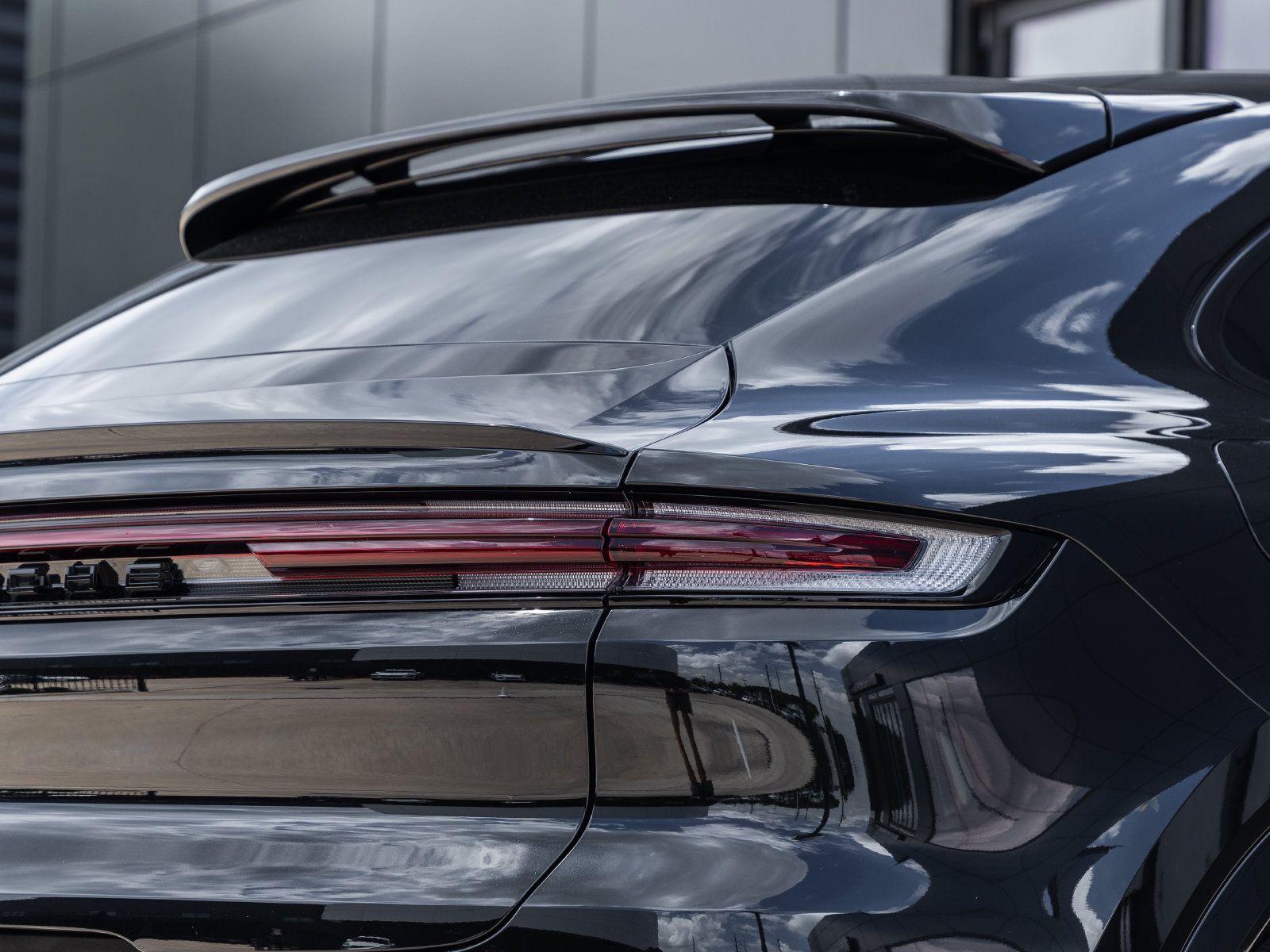 Certified 2025 Porsche Cayenne E-Hybrid Coupe AWD/4WD image 16