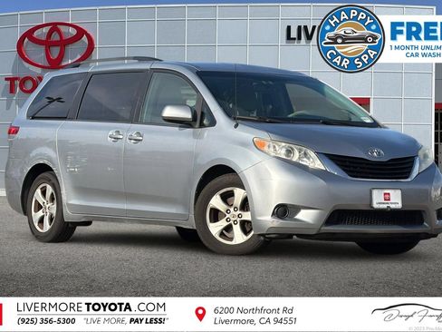 Used 2014 Toyota Sienna LE FWD image 1