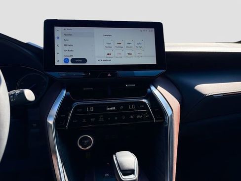 Used 2023 Toyota Venza XLE image 19